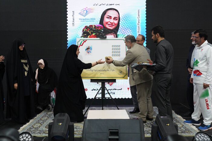 رونمایی از تمبر «ملکه تپانچه جهان» در گردهمایی کاروان اعزامی به پاریس