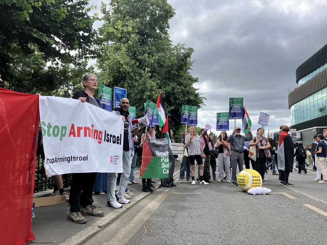 British activists protest against Zionist regime, Barclays bank