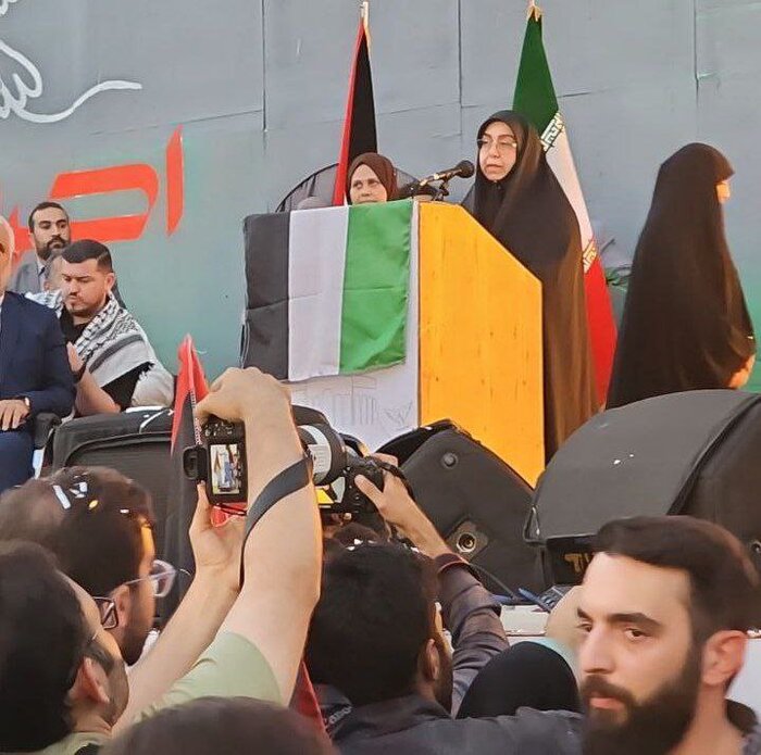 مراسم میزبانی از خانواده شهدای غزه در میدان فلسطین تهران برگزار شد