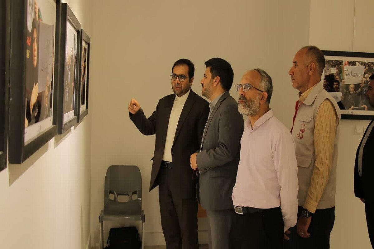 نمایشگاه عکس قیام جمهور در بیرجند گشایش یافت