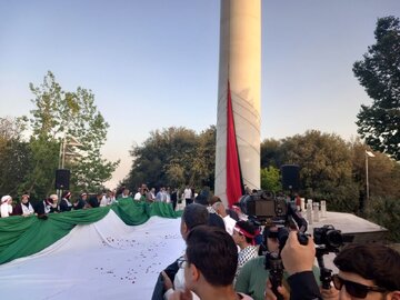 Téhéran (IRNA)-Le plus grand drapeau de Palestine a été hissé dans la zone touristique d'Abbas Abad de Téhéran le mercredi soir (3 juillet 2023) en présence d'un groupe de familles de martyrs de Gaza. (Photo : Asghar Khamseh)