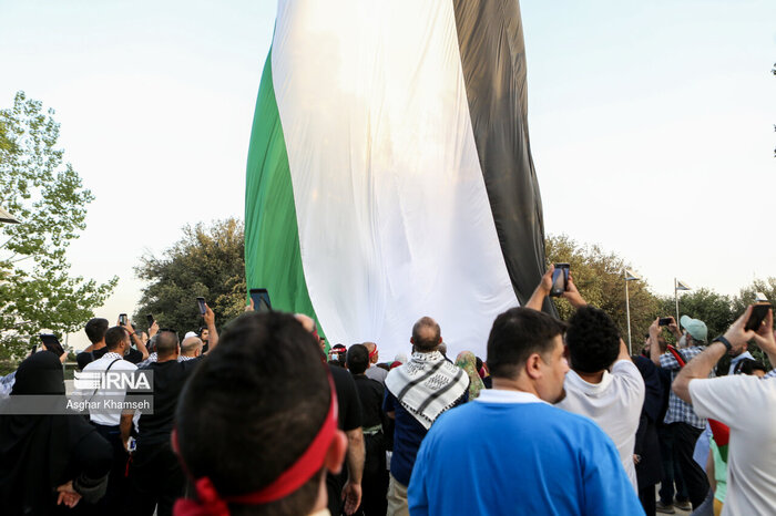 Le plus grand drapeau palestinien hissé dans la capitale iranienne