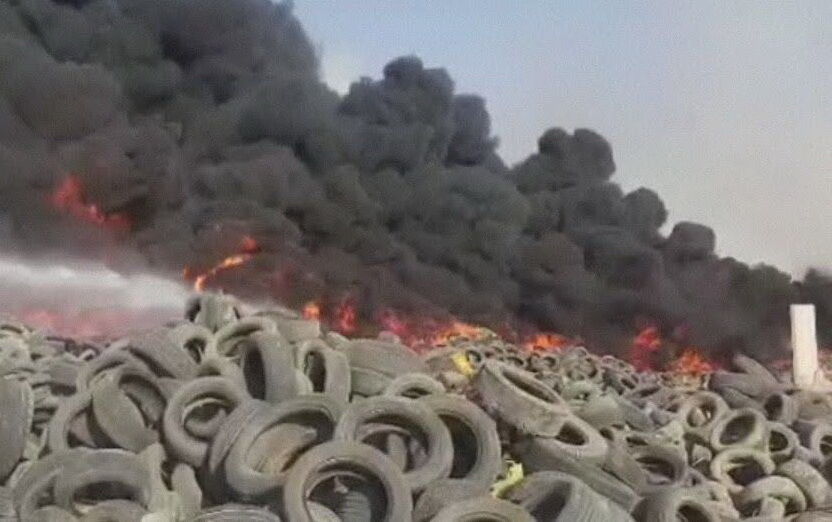 آتش سوزی صدها تن زباله و لاستیک فرسوده در دزفول مهار شد+فیلم