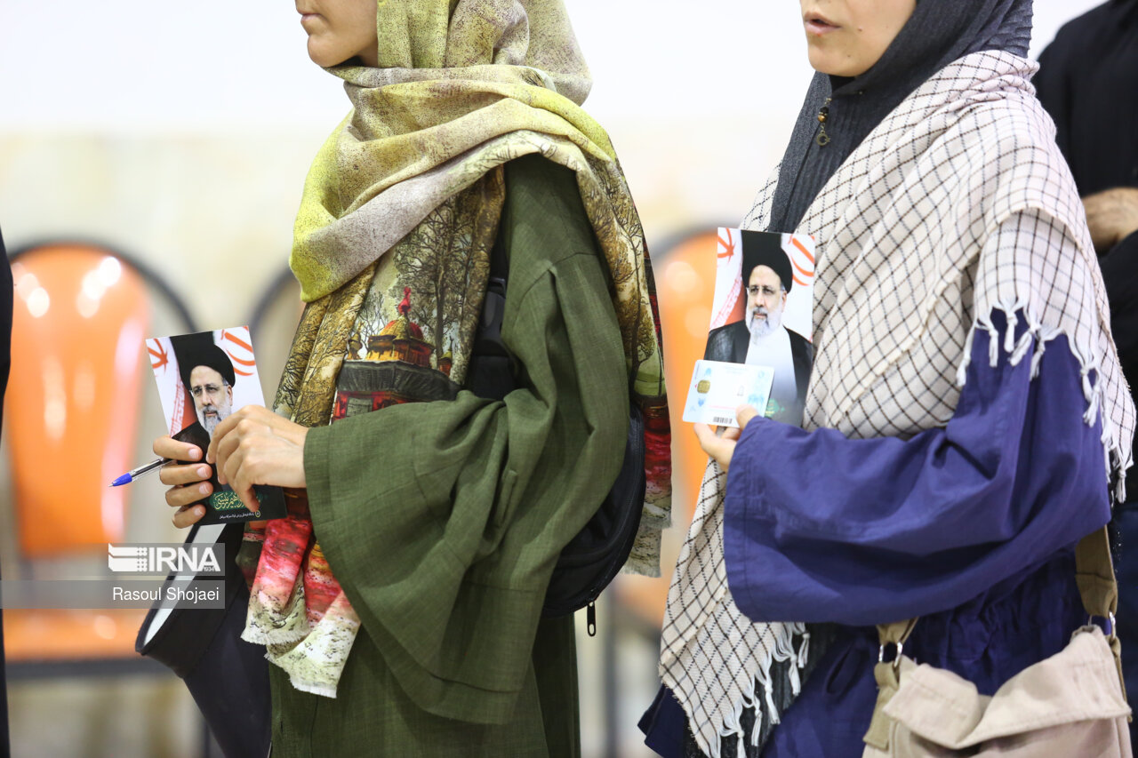 سبابههای سرخ برای مشق سرنوشت+ فیلم