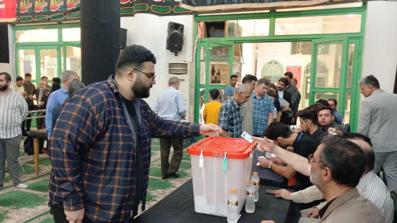 حضور پرشور مردم ورامین در شعب اخذ رأی/ همه پای کار انقلاب آمده اند