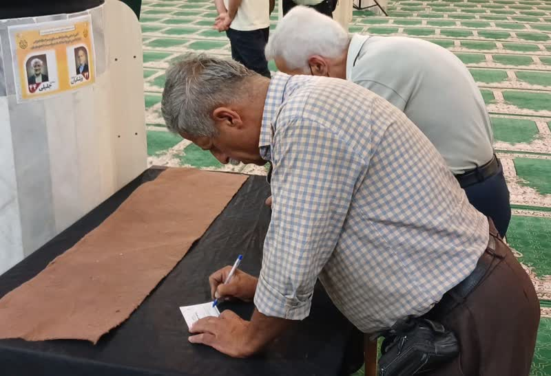 حضور پرشور مردم ورامین در شعب اخذ رأی/ همه پای کار انقلاب آمده اند