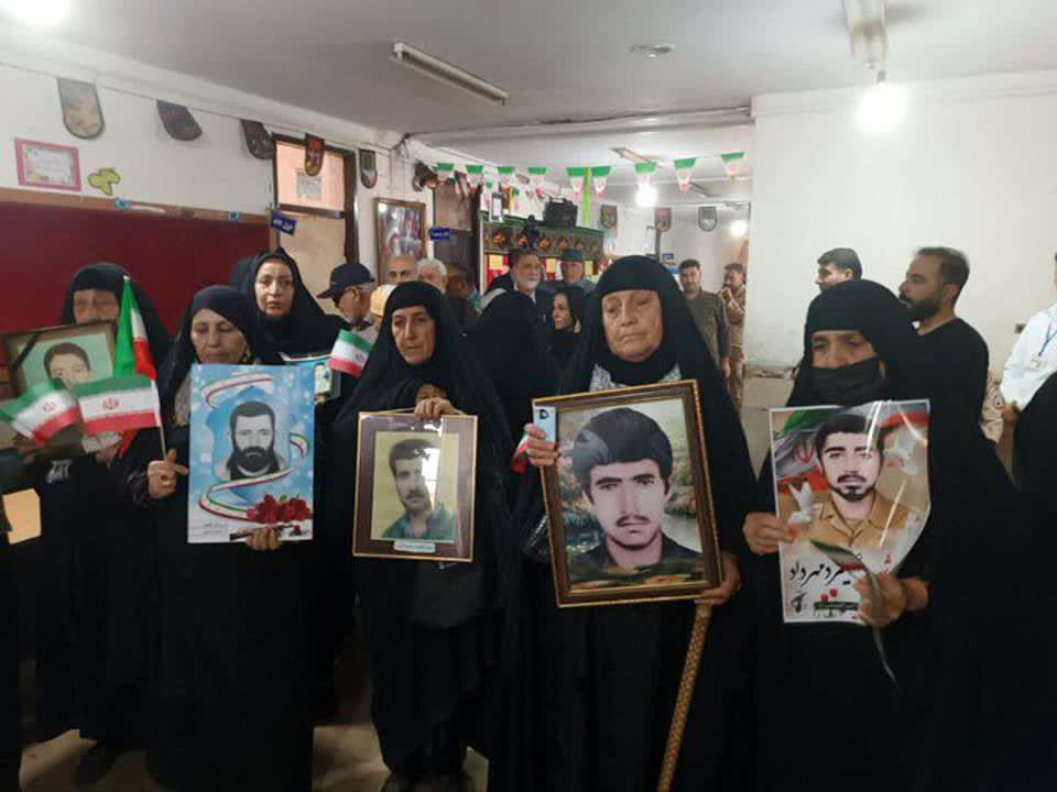 حضور پرشور مردم ورامین در شعب اخذ رأی/ همه پای کار انقلاب آمده اند