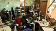 إرادة تحدى للاحتلال..مصنع ملابس وسط بناية مدمرة لإنتاج ملابس للنساء في خان يونس