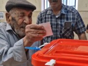 فیلم/پیرمرد آباده ای با بیش از یک قرن سن، رای خود رابه صندوق انداخت