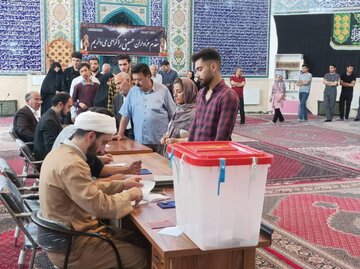 استقبال پرشور اهالی اردبیل از انتخابات در نخستین ساعات رای‌گیری+فیلم