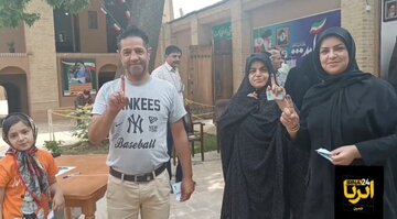 حضور خانواده ناشنوای خمینی در انتخابات + فیلم