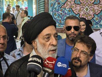 هادی خامنه‌ای: رئیس‌جمهور باید با کمک کارشناسان مشکلات کشور را حل کند