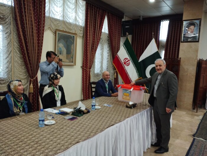 رای گیری دور دوم انتخابات ریاست جمهوری ایران در پاکستان آغاز شد + عکس
