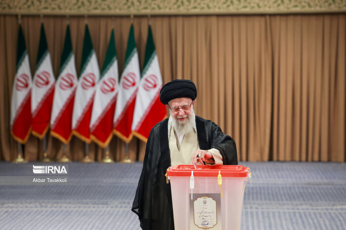 Ayatolá Jamenei ejerce su derecho al voto en balotaje de elecciones presidenciales