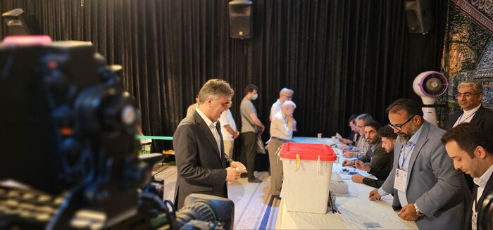 رئیس کل بانک مرکزی: مشارکت بالای مردم در شکستن تحریمها موثر است