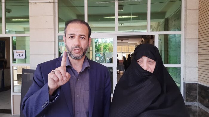 خانواده شهید رحمتی رای خودشان را در مراغه به صندوق انداختند