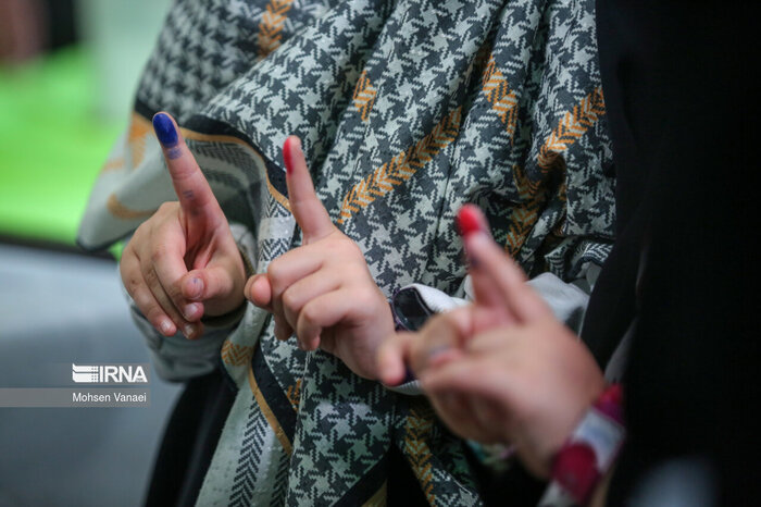 ثبت لحظه‌های ناب انتخاب با تلفن همراه در آذربایجان‌غربی؛ ما هم رای می‌دهیم