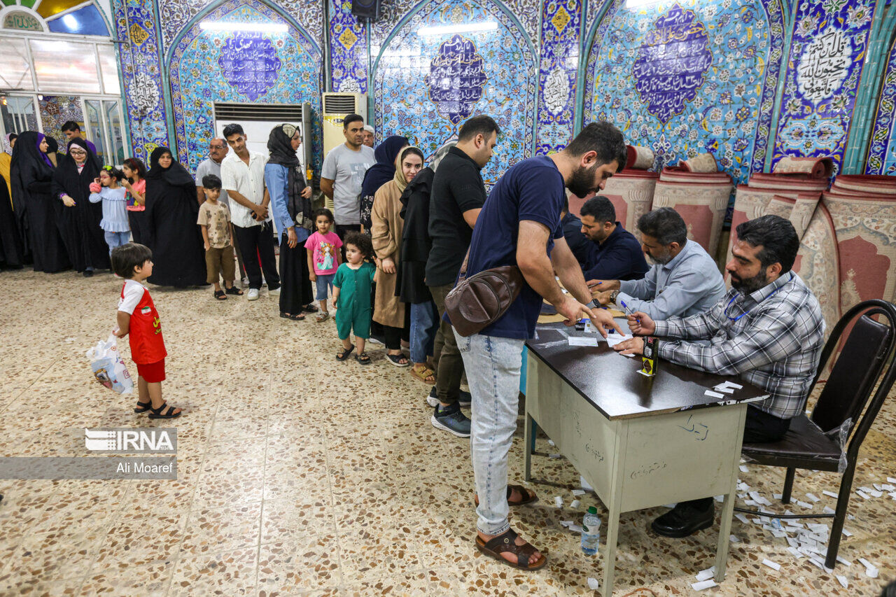 فرماندار آبادان: اخذ رای شهروندان در کمترین زمان ممکن انجام می‌شود