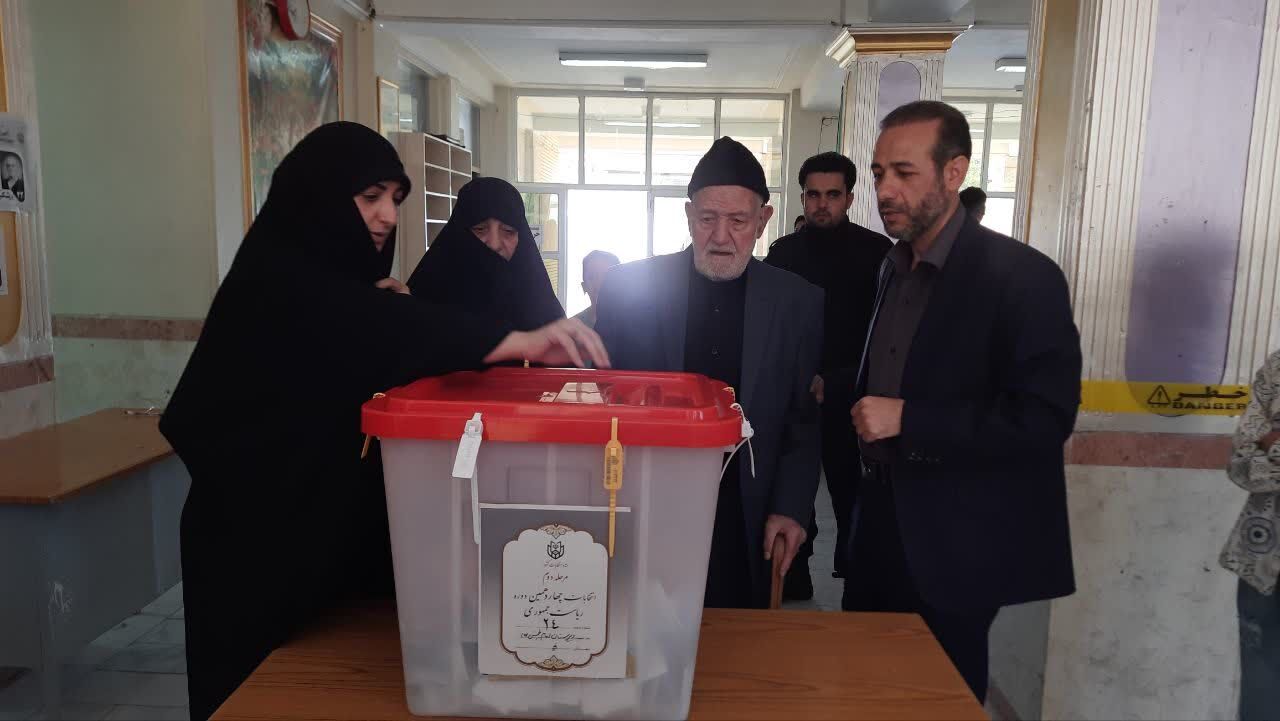 خانواده شهید رحمتی رای خودشان را در مراغه به صندوق انداختند خانواده شهید رحمتی رای خودشان را در مراغه به صندوق انداختند