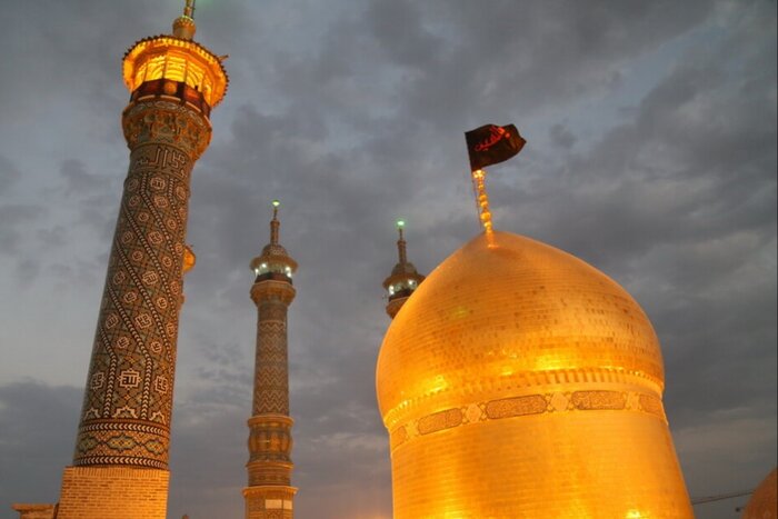 پرچم سیدالشهدا بر فراز گنبد حرم حضرت معصومه برافراشته شد