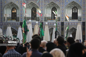 Cambian la bandera del santuario sagrado del Imam Reza (P)