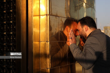 Cambian la bandera del santuario sagrado del Imam Reza (P)