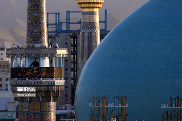 Cambian la bandera del santuario sagrado del Imam Reza (P)