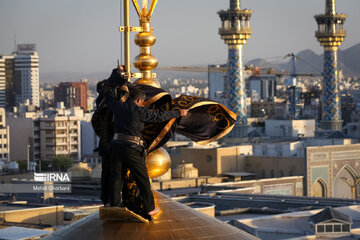 Cambian la bandera del santuario sagrado del Imam Reza (P)
