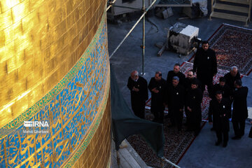 Cambian la bandera del santuario sagrado del Imam Reza (P)