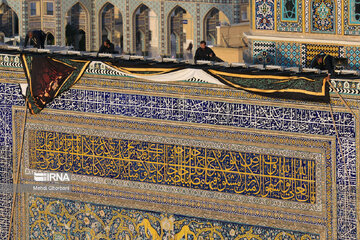 Cambian la bandera del santuario sagrado del Imam Reza (P)