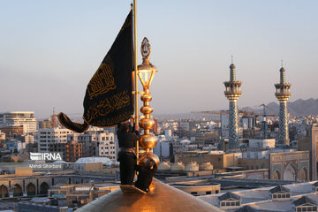 Cambian la bandera del santuario sagrado del Imam Reza (P)