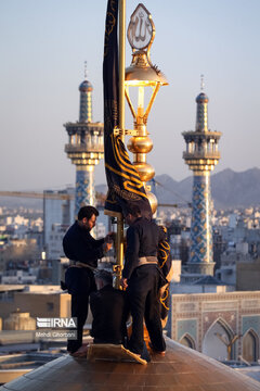 Cambian la bandera del santuario sagrado del Imam Reza (P)
