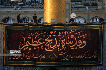Cambian la bandera del santuario sagrado del Imam Reza (P)