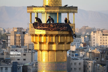 Cambian la bandera del santuario sagrado del Imam Reza (P)