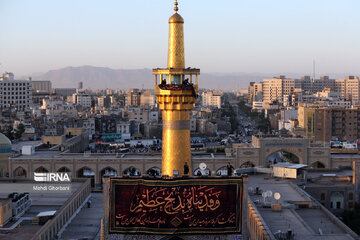 Cambian la bandera del santuario sagrado del Imam Reza (P)