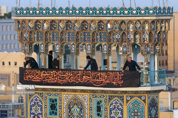 Cambian la bandera del santuario sagrado del Imam Reza (P)