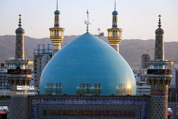 Cambian la bandera del santuario sagrado del Imam Reza (P)