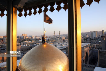 Cambian la bandera del santuario sagrado del Imam Reza (P)