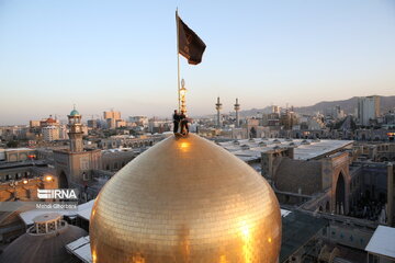 Cambian la bandera del santuario sagrado del Imam Reza (P)