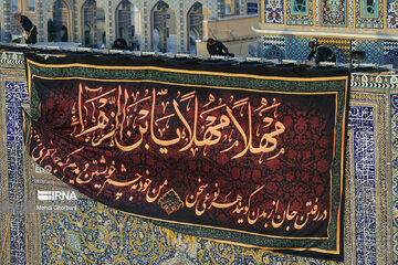 Cambian la bandera del santuario sagrado del Imam Reza (P)