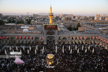 Cambian la bandera del santuario sagrado del Imam Reza (P)