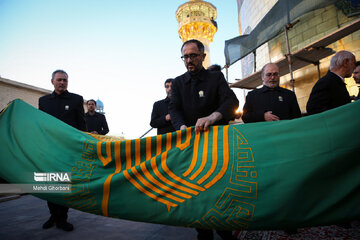 Cambian la bandera del santuario sagrado del Imam Reza (P)