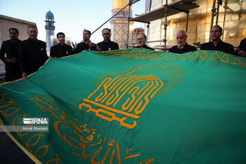 Cambian la bandera del santuario sagrado del Imam Reza (P)