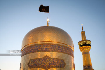 Cambian la bandera del santuario sagrado del Imam Reza (P)