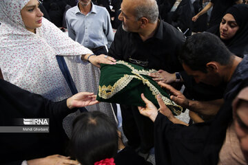Cambian la bandera del santuario sagrado del Imam Reza (P)