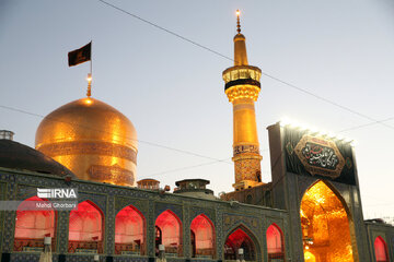 Cambian la bandera del santuario sagrado del Imam Reza (P)