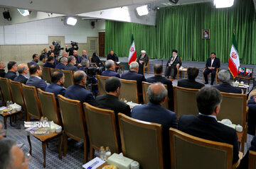 Encuentro de los miembros del decimotercer gabinete de gobierno con el Líder de la Revolución Islámica