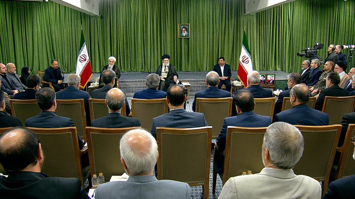 Les membres de l'administration Raïssi reçus par l'Ayatollah Khamenei Les membres de l'administration Raïssi reçus par l'Ayatollah Khamenei