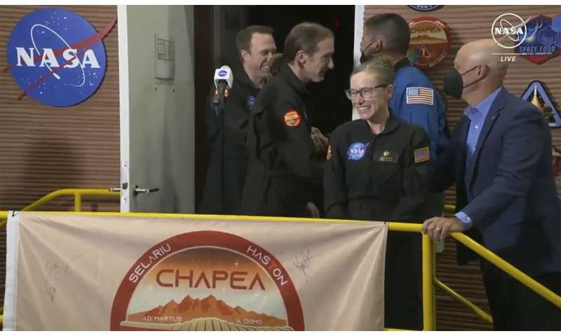 خروج خدمه ناسا از زیستگاه شبیهسازیشده مریخ پس از یک سال