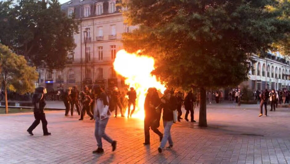 Violences post-législatives en France : le cocktail Molotov des manifestants contre les grenades lacrymogènes des policiers
